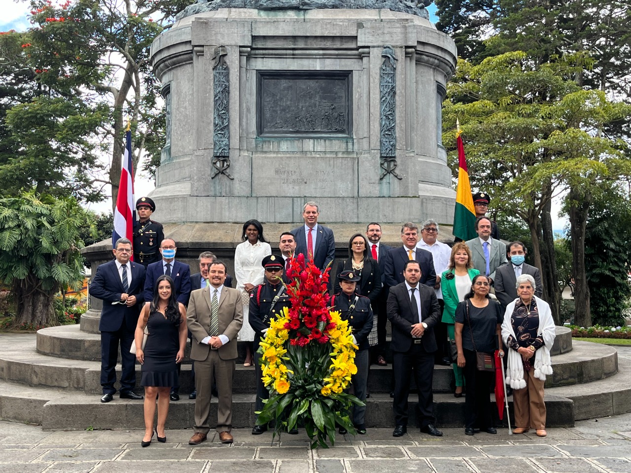 FLACSO Secretaría General participó en la entrega de la ofrenda floral por el 197 Aniversario de la Independencia Estado Plurinacional de Bolivia