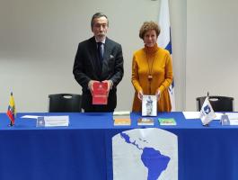 Donación libros de Embajada de Ecuador